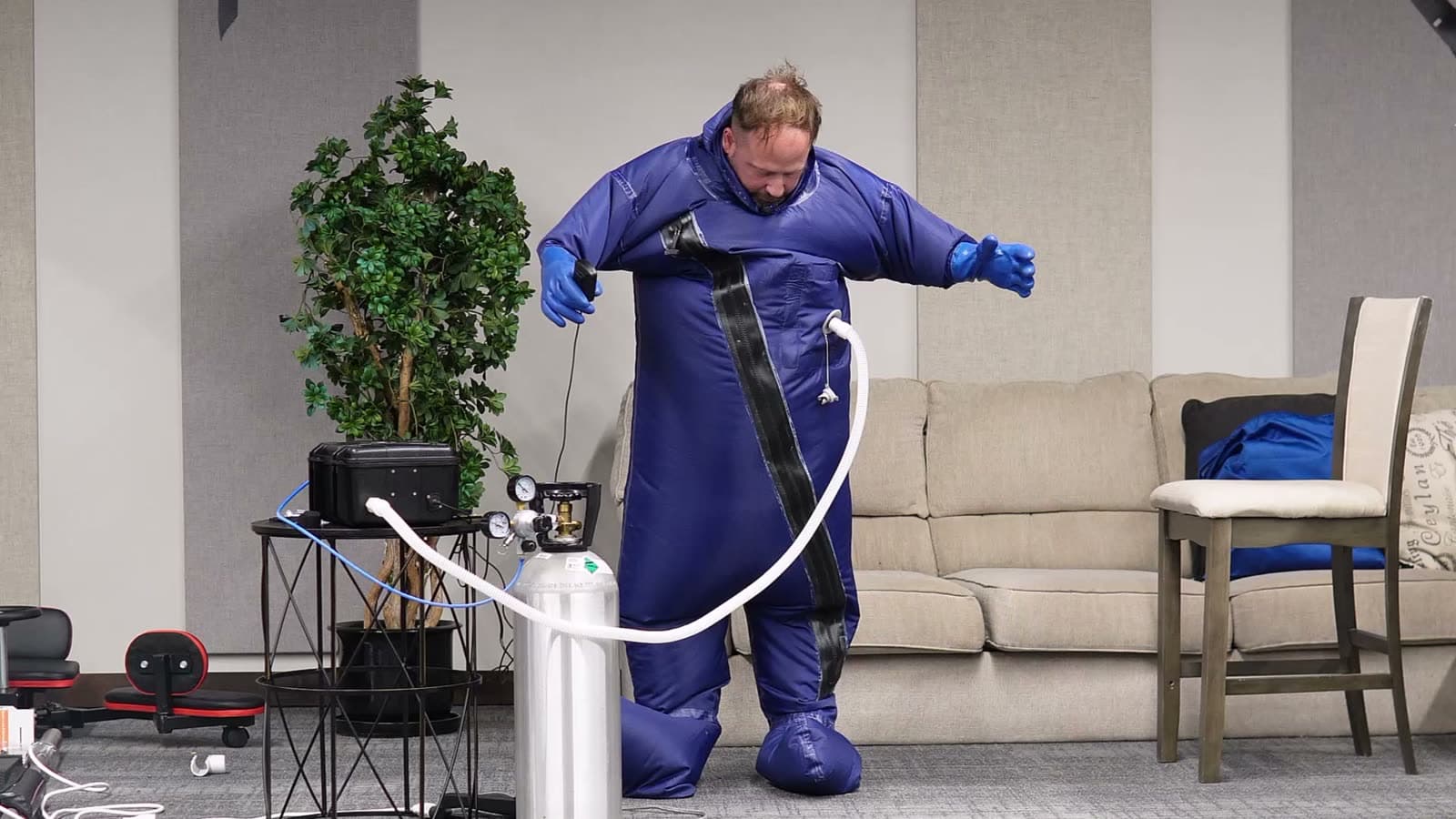 The suit filled with CO2