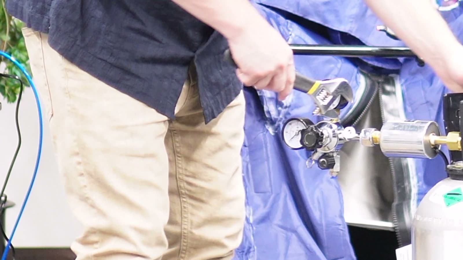 Tightening the regulator onto the heating element