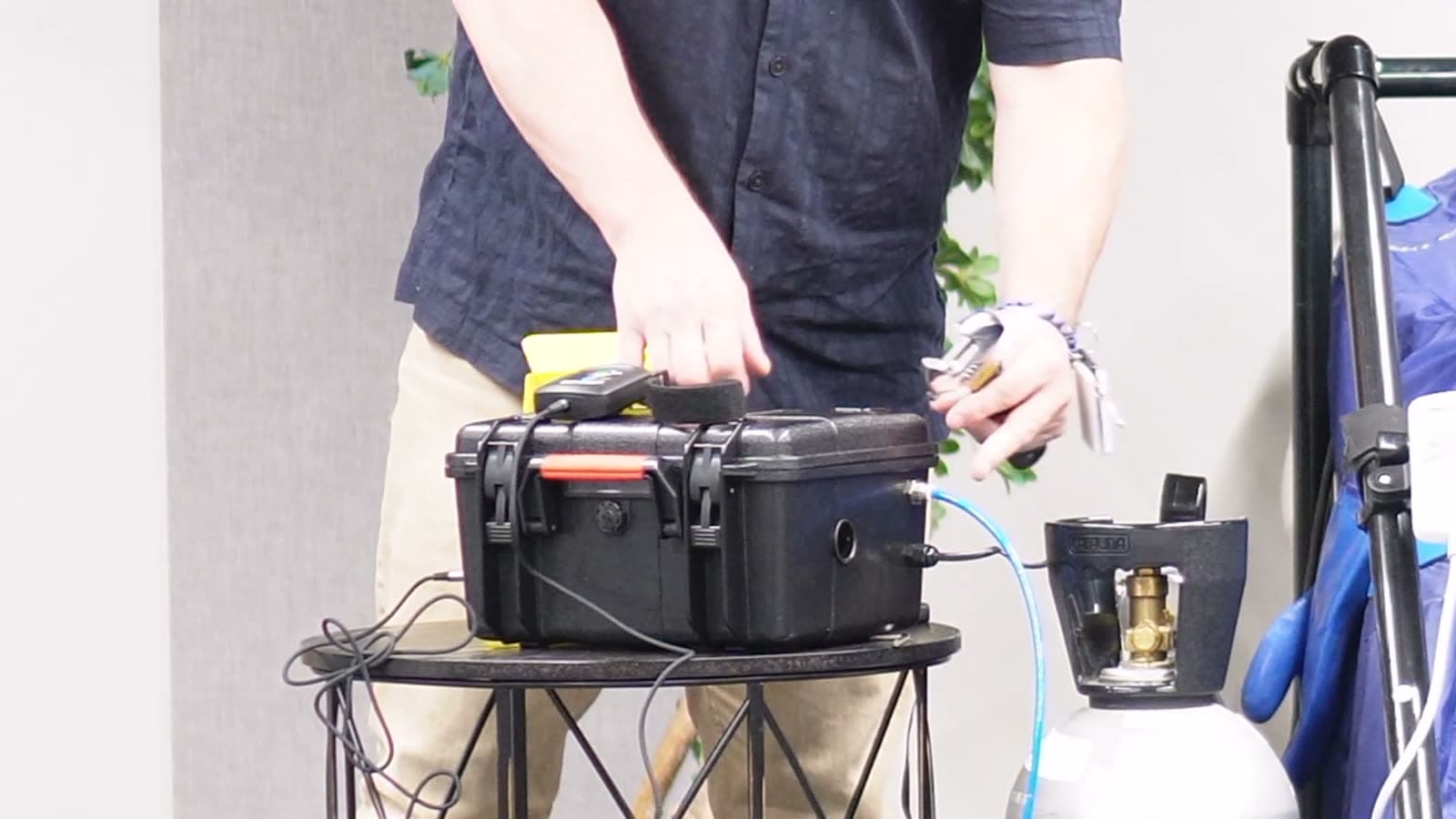 Connecting the blue tube to the machine