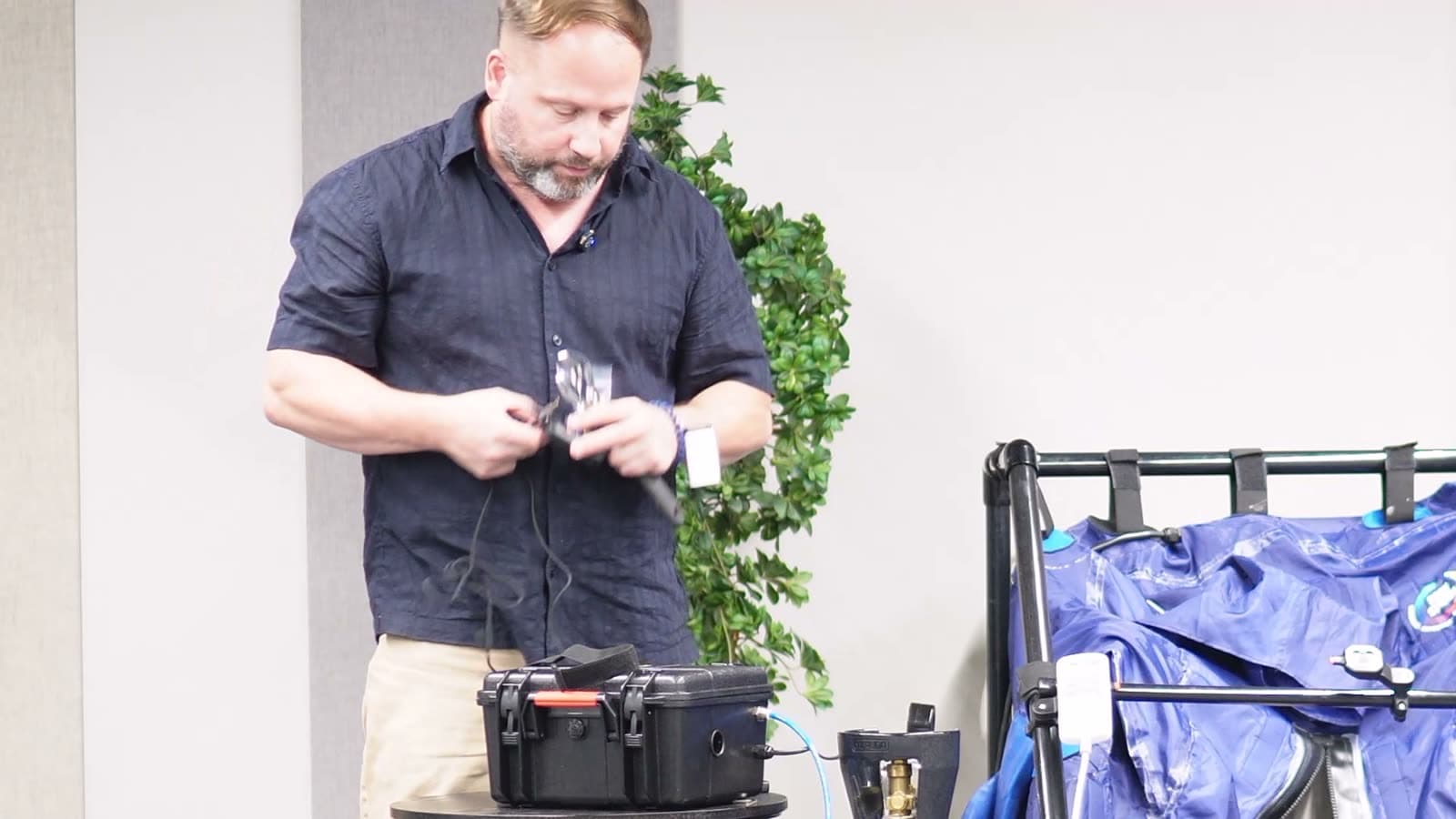 Connecting the aux cable for the wired remote